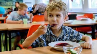 Symbolbild: Schulessen in Berlin (Bild: imago images/ F. Boillot)