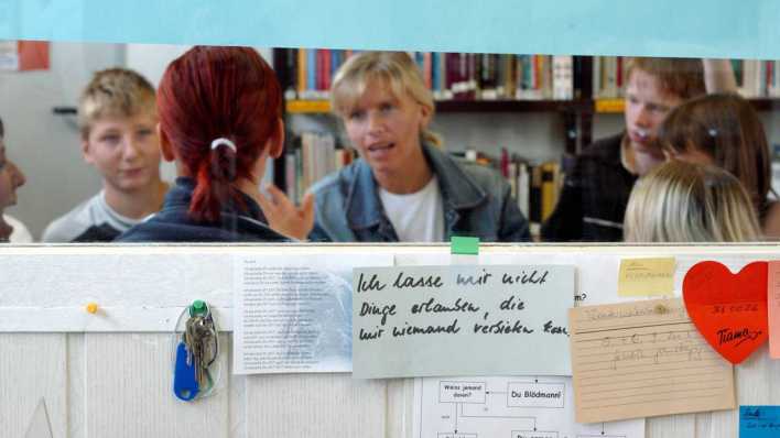 Symbolbild: Sozialarbeiterin mit Schülern (Bild: imago images/ Busse) Symbolbild: Sozialarbeiterin mit Schülern (Bild: imago images/ Busse)
