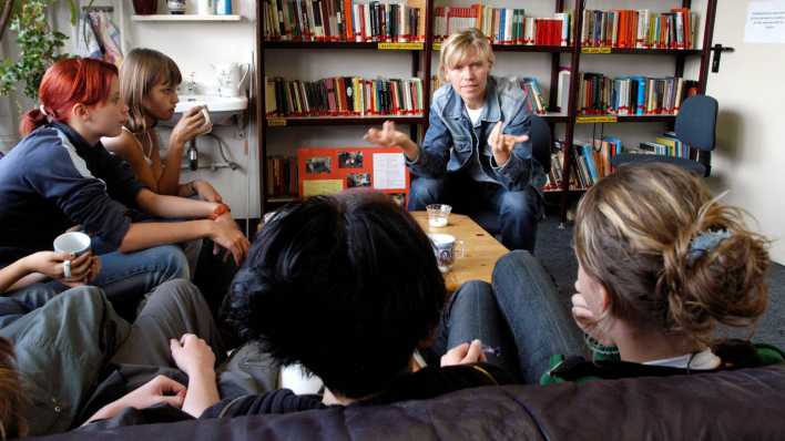 ARCHIV: Sozialarbeiterin diskutiert mit Schülerinnen einer achten Klasse der Lobdeburgschule in Jena