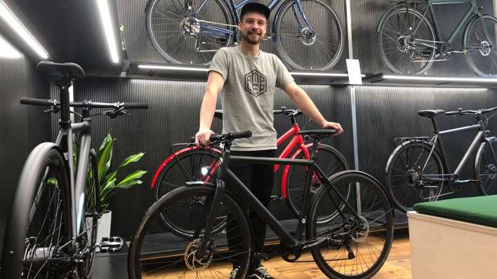 Oliver Lange von Ampler Bikes im Store in Berlin-Prenzlauer Berg