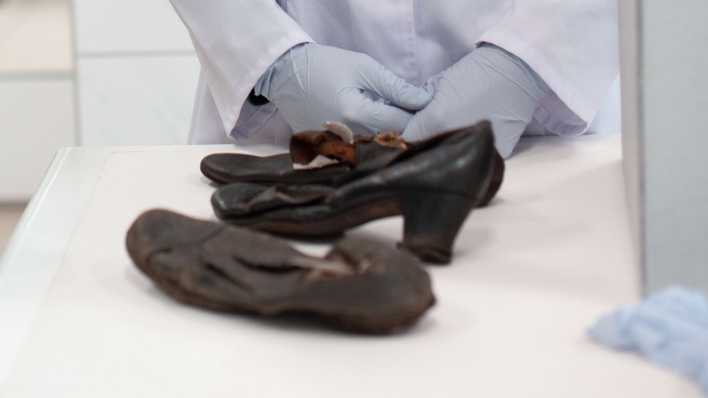 Schuhe in der Konservatorenwerkstatt der Gedenkstätte Auschwitz (Bild: rbb/ Maria Ossowski)