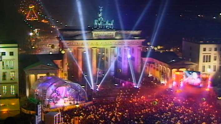 ARCHIV, Berlin 31.12.1999: Jahrtausendparty am Brandenburger Tor (Bild: rbb)