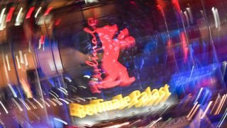 ARCHIV - 06.02.2019, Berlin: Das Logo der Berlinale, aufgenommen mit Langzeitbelichtung und Zoomeffekt am Abend vor Beginn der Internationalen Filmfestspiele am Berlinale Palast am Potsdamer Platz