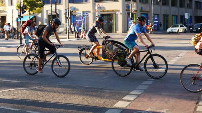 Radfahrer fahren mit ihren Fahrrädern auf der Straße Unter den Linden (Bild: dpa)