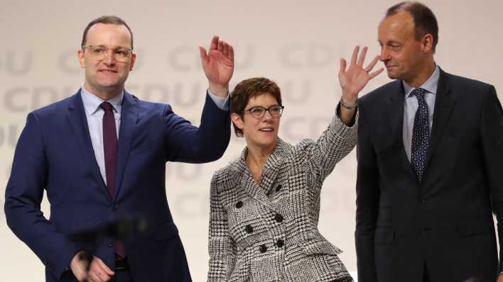 Archivbild: CDU-Vorsitzende Annegret Kramp-Karrenbauer steht zusammen mit ihren Mitbewerbern Jens Spahn (l) und Friedrich Merz nach ihrer Wahl auf dem CDU-Bundesparteitag (Bild: dpa)