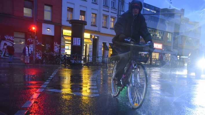 Schlecht zu sehender Radfahrer bei Regen am Morgen in Berlin (Bild: dpa)