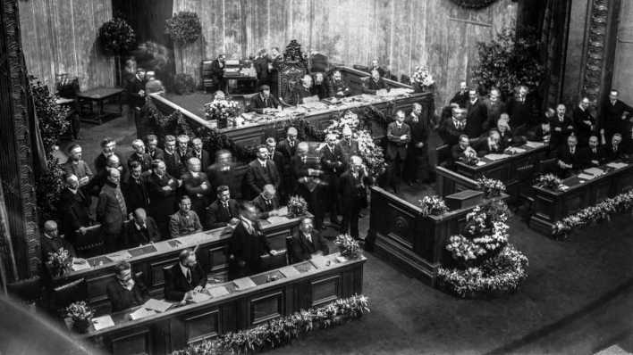Archiv: Deutsche Nationalversammlung in Weimar 1919 (Bild: dpa/ Iba-Archiv)