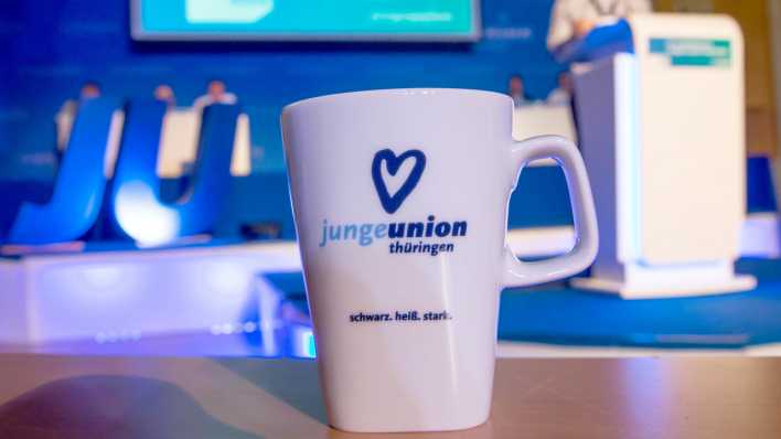 Eine Tasse mit Werbemotiv steht beim Landestag der CDU-Nachwuchsorganisation Junge Union Thüringen (Bild: dpa/ PA) Eine Tasse mit Werbemotiv steht beim Landestag der CDU-Nachwuchsorganisation Junge Union Thüringen (Bild: dpa/ PA)