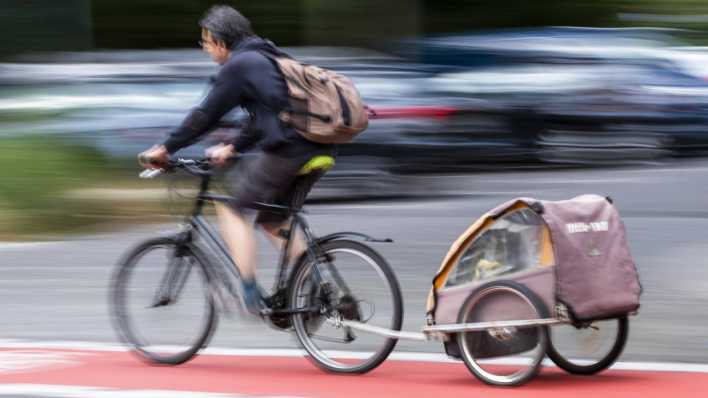 Radfahrer mit einem Fahrradanhänger in Berlin (Bild: imago images / snapshot)