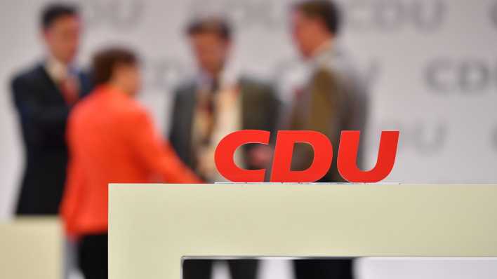 Illustration: Machtgerangel bei der CDU (Bild: imago images/ Frank Hoermann/ Sven Simon)
