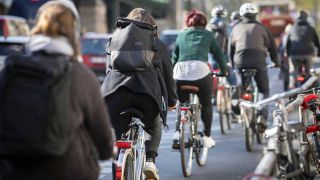 FahrradfahrerInnen in Berlin (Bild: imago images/ Janine Schmitz)