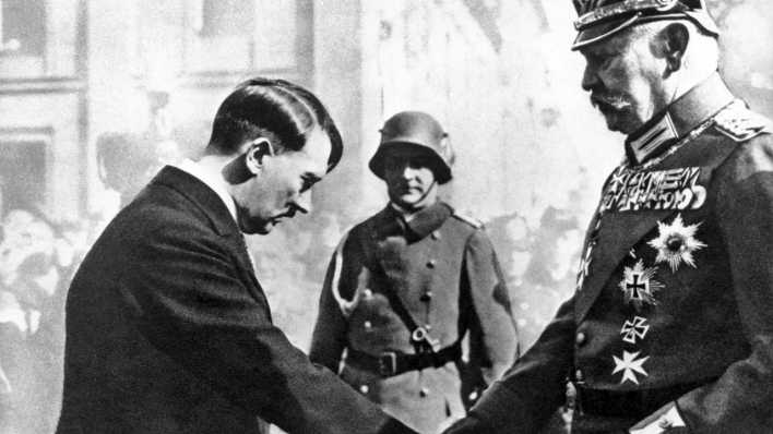 Archiv: Adolf Hitler und Reichspräsident Paul von Hindenburg schätzungsweise 1933 (Bild: imago images)