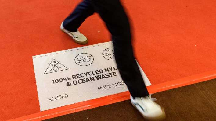 Roter Teppich im Pressekonferenz-Saal: "100% recycled Nylon and ocean waste" anlässlich der 70. Internationalen Filmfestspiele Berlin© www.imago-images.de/snapshot-photography/ F.Boillot