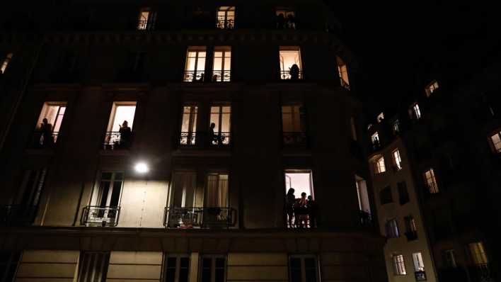 Menschen am Fenster (Bild: imago images/ Laure Boyer)