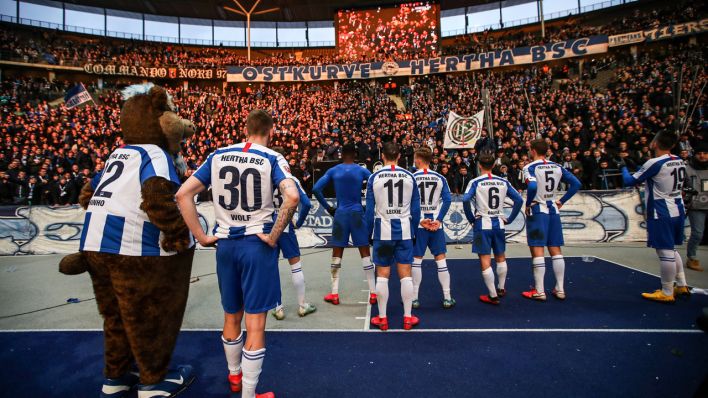 Herthas Spieler stehen nach dem Heimspiel gegen Werder Bremen still vor ihren Fans in der Ostkurve