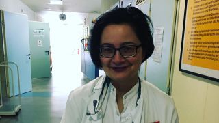 Die Onkologin Barbara Ozsvàth in der Klinik (Bild: rbb/ Stephan Ozsváth )