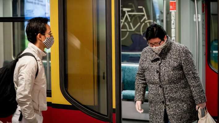 Passagiere mit Mund- und Nasenschutz betreten bzw. verlassen die Berliner S-Bahn (Bild: dpa)