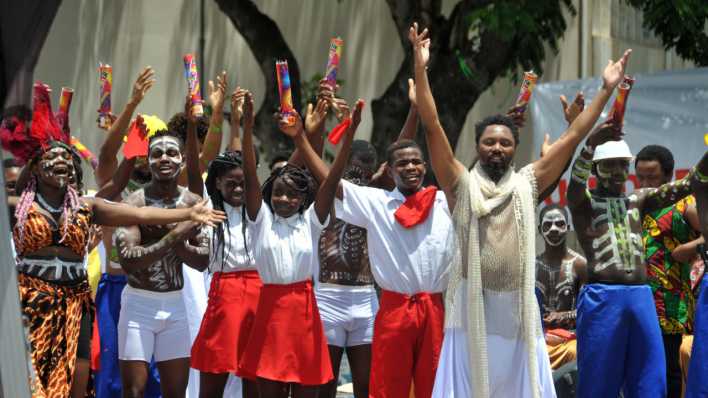 ARCHIV: Menschen in Mosambik feiern auf der Straße.