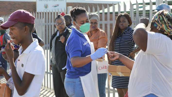02.04.2020, Südafrika, Khayelitsha: Medizinische Mitarbeiter bereiten in einer Testklinik Tests von Patienten zur Ermittlung des Coronavirus vor.