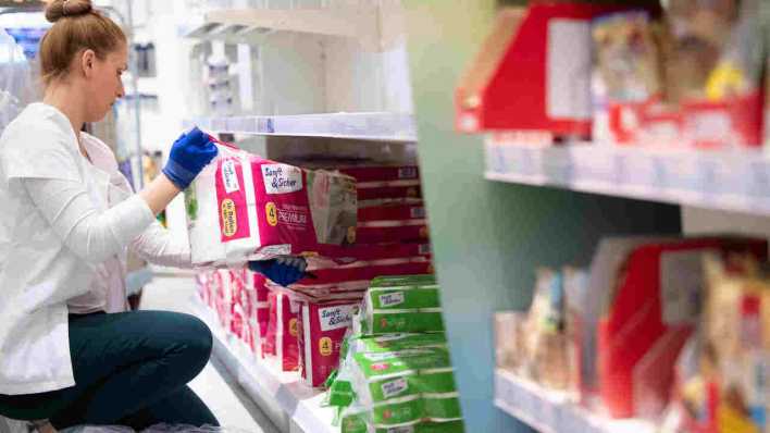 Drogiemitarbeiterin beim Einsortieren von Toilettenpapier (Bild: picture alliance/Sebastian Gollnow/dpa) Drogiemitarbeiterin beim Einsortieren von Toilettenpapier (Bild: picture alliance/Sebastian Gollnow/dpa)