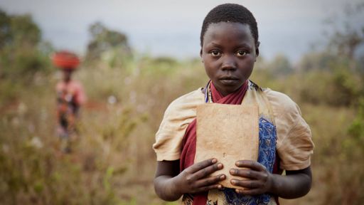 Mädchen mit Schulheft in Burundi