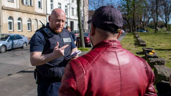 Ordnungsamtmitarbeiter verhängt Bußgeld wegen Nichteinhaltung des Kontaktverbotes