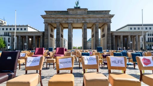 Berlin, 24.4.2020: Mit leeren Stühlen vor dem Brandenburger Tor in Berlin protestieren Gastronomen, Veranstalter und Hoteliers gegen die unzureichenden Corona-Hilfe (Bild: imago images/snapshot)