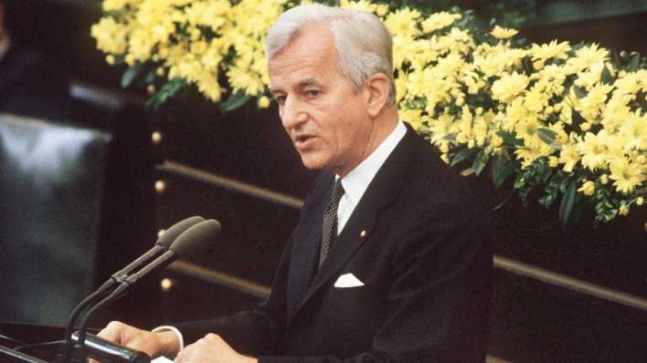 ARCHIV - 08.05.1985, Nordrhein-Westfalen, Bonn: Bundespräsident Richard von Weizsäcker hält seine vielbeachtete Rede im Bundestag während der Feierstunde zum Ende des 2. Weltkrieges vor 40 Jahren (Bild: picture alliance/dpa)