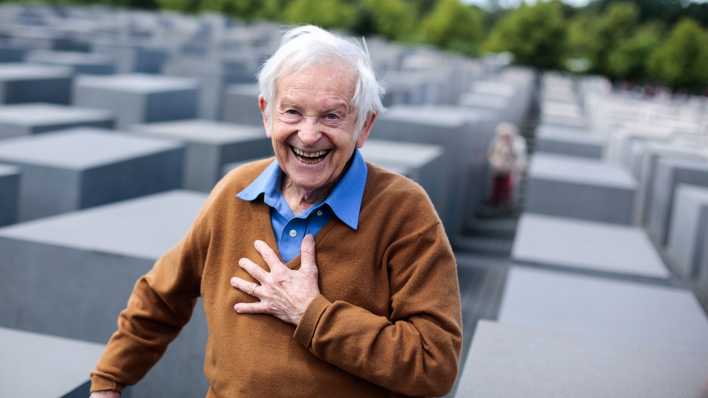 Yehuda Bacon 2015 vor dem Holocaust-Mahnmal in Berlin Yehuda Bacon 2015 vor dem Holocaust-Mahnmal in Berlin