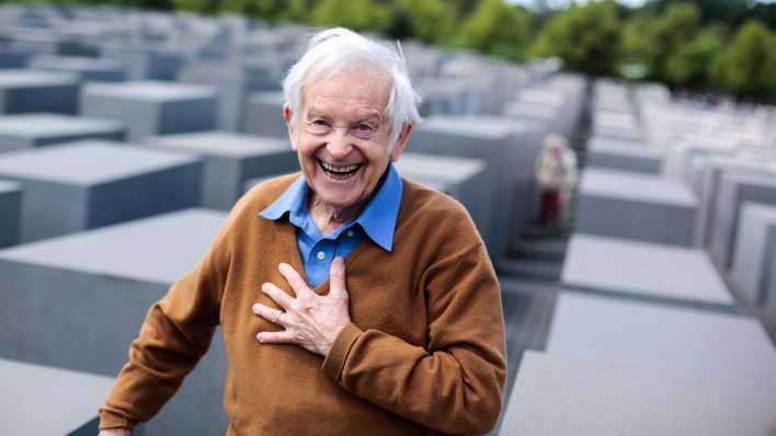 Yehuda Bacon 2015 vor dem Holocaust-Mahnmal in Berlin