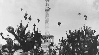 Archiv: Sowjetische Soldaten beim Kriegsende in Berlin, Mai 1945 (Bild: picture alliance/ dpa/ akg-images/ Mark Redkin)
