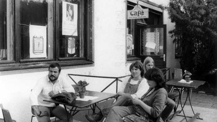 Berlin, 6.6.1980: Besucher eines Cafés in der neuen Kultur-und Freizeitstätte auf dem ehemaligen UFA-Gelände in Berlin-Tempelhof (Bild: picture alliance / dpa)