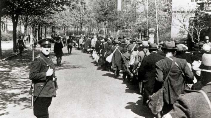 ARCHIV (1941): Deportation der Juden in Würzburg durch die örtliche Polizei. ARCHIV (1941): Deportation der Juden in Würzburg durch die örtliche Polizei.