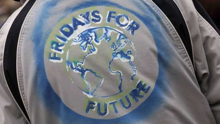 Fridays for Future-Logo auf einer Jacke (Bild: imago images/ Müller-Stauffenberg)