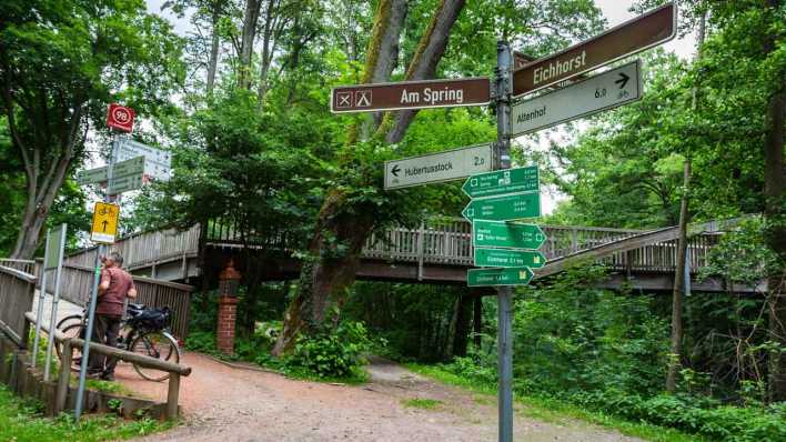 ARCHIV: Wander- und Radweg am Askanierturm in Eichhorst am Werbellinsee in der Schorfheide (Bild: imago images/Rex Schober) ARCHIV: Wander- und Radweg am Askanierturm in Eichhorst am Werbellinsee in der Schorfheide (Bild: imago images/Rex Schober)
