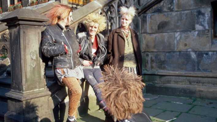 Aachen, 1980er Jahre: Punks vor dem Rathaus (Bild: imago images/United Archives) Aachen, 1980er Jahre: Punks vor dem Rathaus (Bild: imago images/United Archives)