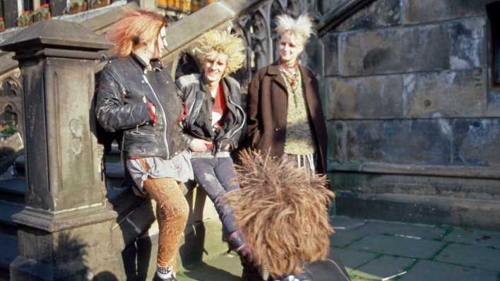 Aachen, 1980er Jahre: Punks vor dem Rathaus (Bild: imago images/United Archives)