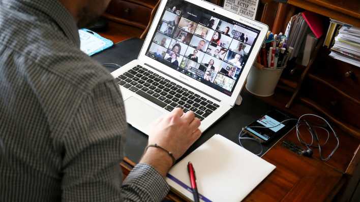 Videokonferenz per Zoom (Bild: imago images/ Nicolas Guyonnet)