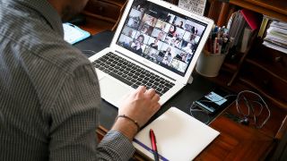 Videokonferenz per Zoom (Bild: imago images/ Nicolas Guyonnet)
