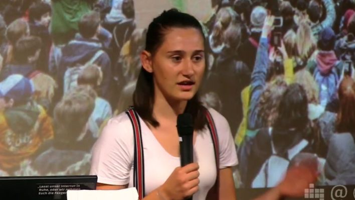 Screenshot Josephine Hübner beim "Aufruf zum Globalen Klimastreik" 2019 (Bild: digitalegesellschaft/ YouTube)