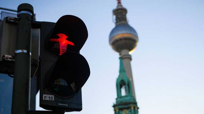 Ein rotes Ampelmännchen vor dem Fernsehturm in Berlin (Bild: imago images / Jürgen Ritter)