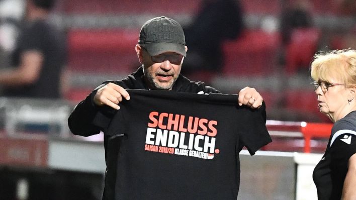 Union-Trainer Urs Fischer mit dem Berliner Nicht-Abstiegs-Trikot