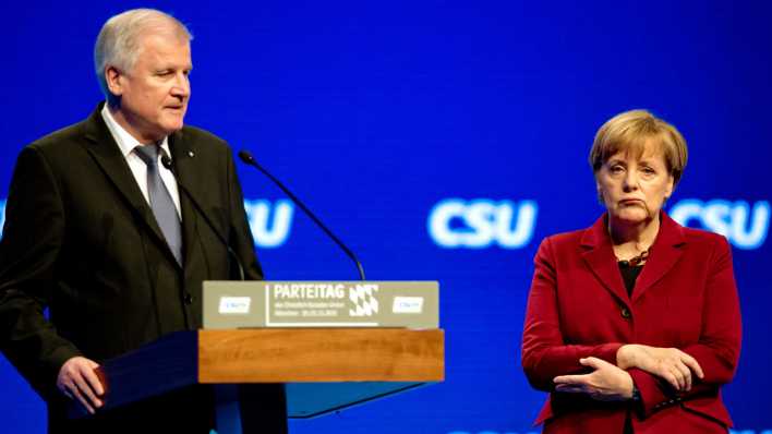 ARCHIV - 20.11.2015, Bayern, München: Bundeskanzlerin Angela Merkel (CDU) lauscht auf dem CSU-Parteitag der Rede des bayerischen Ministerpräsidenten Horst Seehofer (CSU).