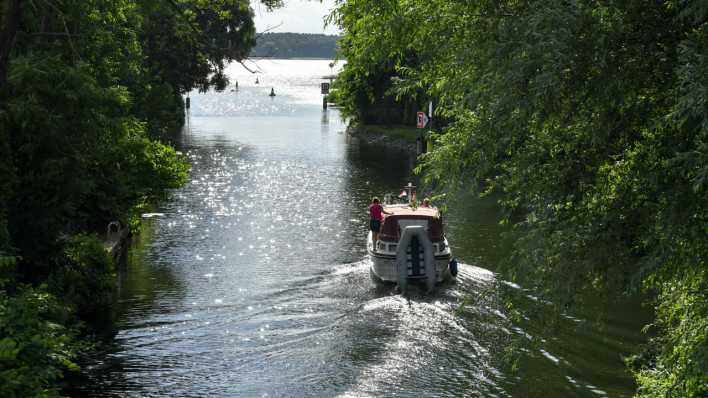 Ein Freizeitboot fährt durch den Storkower Kanal zum Großen Storkower See.
