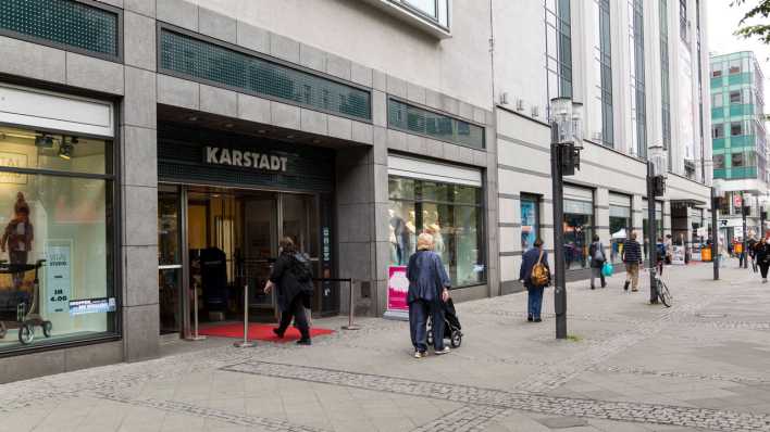 Der Eingang der Karstadt-Filiale in der Wilmersdorfer Straße