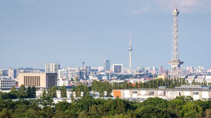 Impressionen vom Drachenberg in Berlin. Blick auf die Skyline mit Funkturm und Fernsehturm (Bild: imago images / Christian Spicker)