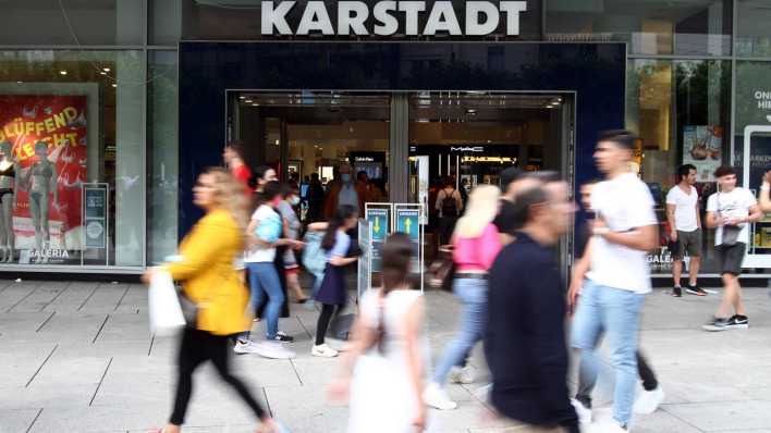 Symbolbild: Karstadt-Filiale von außen (Bild: imago images/ Ralph Peters) Symbolbild: Karstadt-Filiale von außen (Bild: imago images/ Ralph Peters)