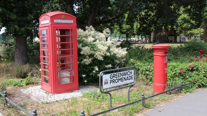 Eine rote engliche Telefonzelle und ein Briefkasten am Eingang der Greenwichpromenade in Tegel (Bild: rbb/ Aleksandra Karolczyk)