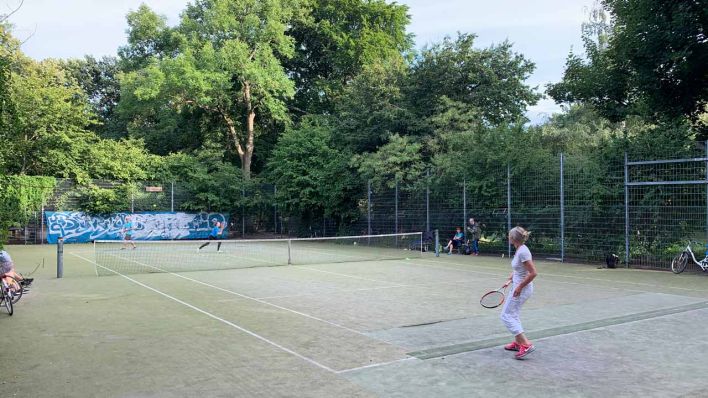Damen auf dem Tennisplatz (Bild: Tabea Schoser/rbb)