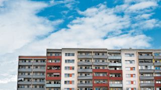 Plattenbauten in der Zossener Straße in Berlin-Hellersdorf, aufgenommen am 16. Juli 2020.